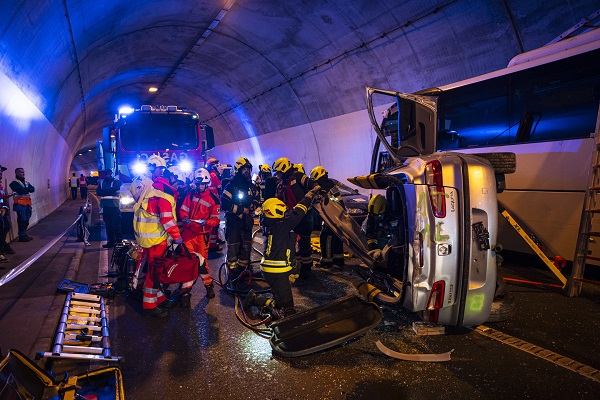 Reševalna ekipa Osnovnega zdravstva Gorenjske med vajo.