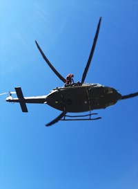 Helikopter HNMP Brnik na vzletišču