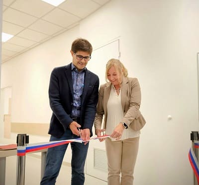 Slavnostni trak sta prerezala direktorica ZD Kranj in župan MOK.