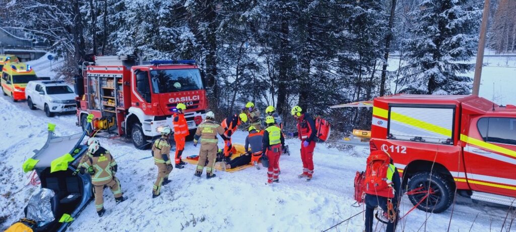 Ekipa gorskih reševalcev in zdravstvenih delavcev med prikazno vajo nudenja nujne medicinske pomoči poškodovancu na terenu v okviru Ažmanovih dni 2025.