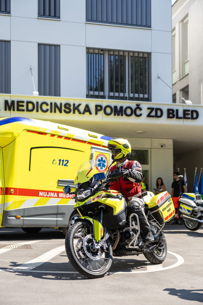reševalec motorist na novem reševalnem motorju