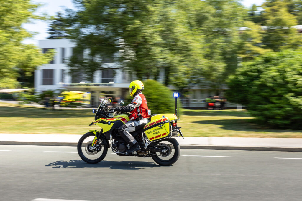 reševalec motorist se pelje na novem reševalnem motorju