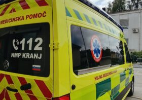 na fotografiji je zapis številke 112, nmp zd kranj, del reševalnega vozila