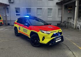 na fotografiji je reševalno vozilo, rumeno rdeče barve, z modrimi lučmi