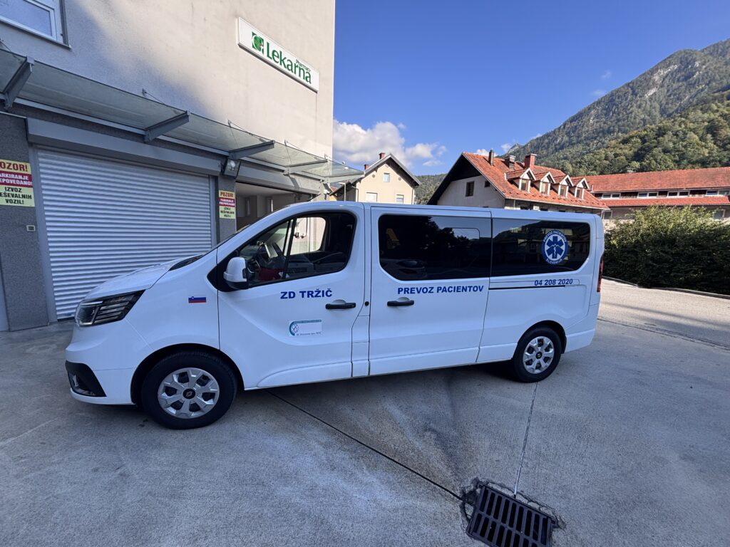 bel kombi za prevoz pacientov ZD Tržič