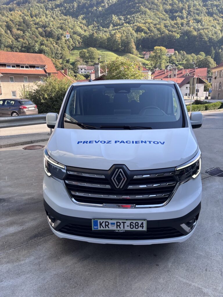bel kombi za prevoz pacientov