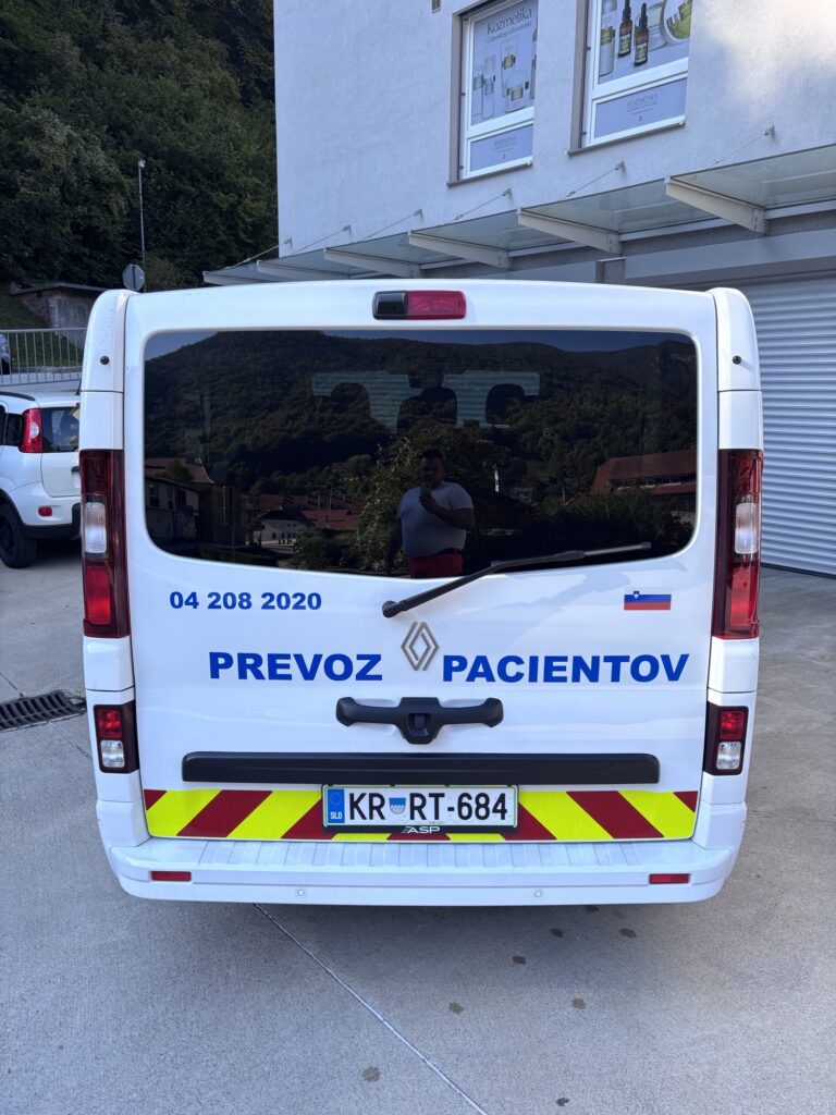 bel kombi za prevoz pacientov