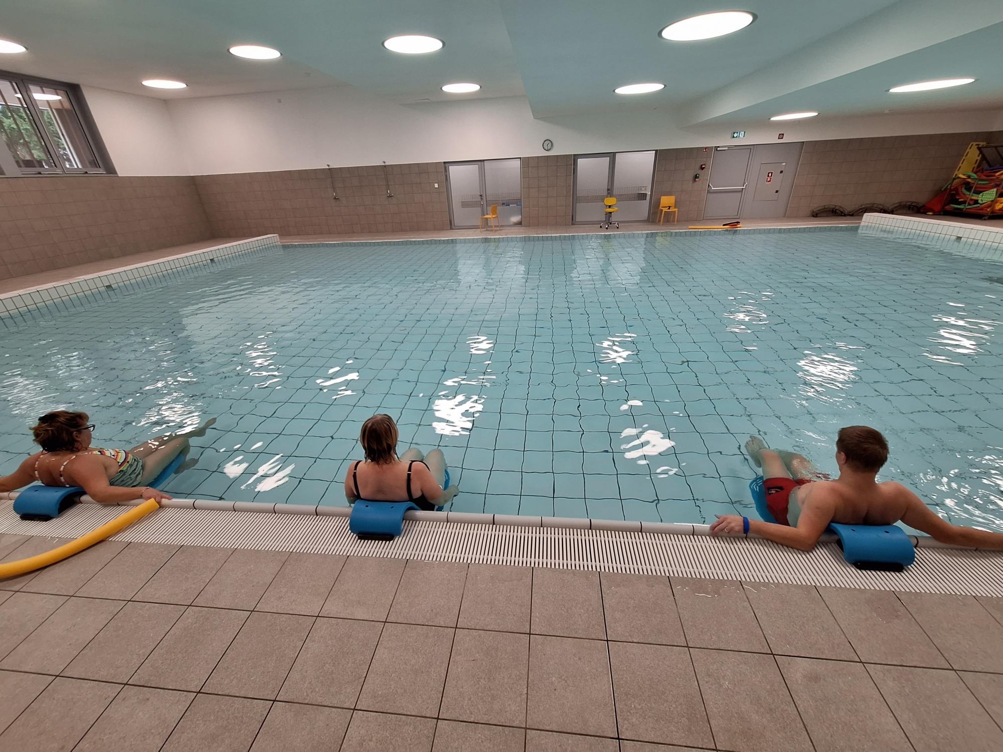 Fotografija prikazuje izvajanje hidroterapije v novem bazenu v Radovljici
